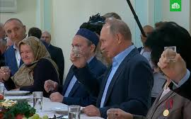 Путин, как обещал, выпил из стопки