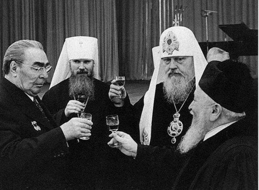 Генсек Брежнев и патриарх Пимен поднимают бокалы