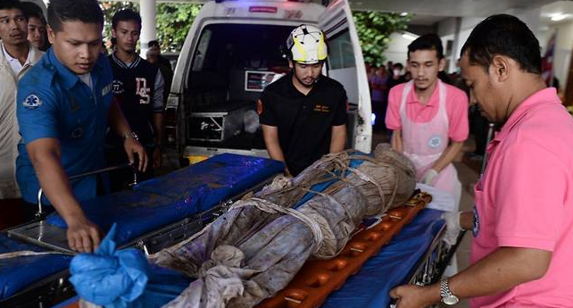 Тело одной из жертв (фото - AFP)