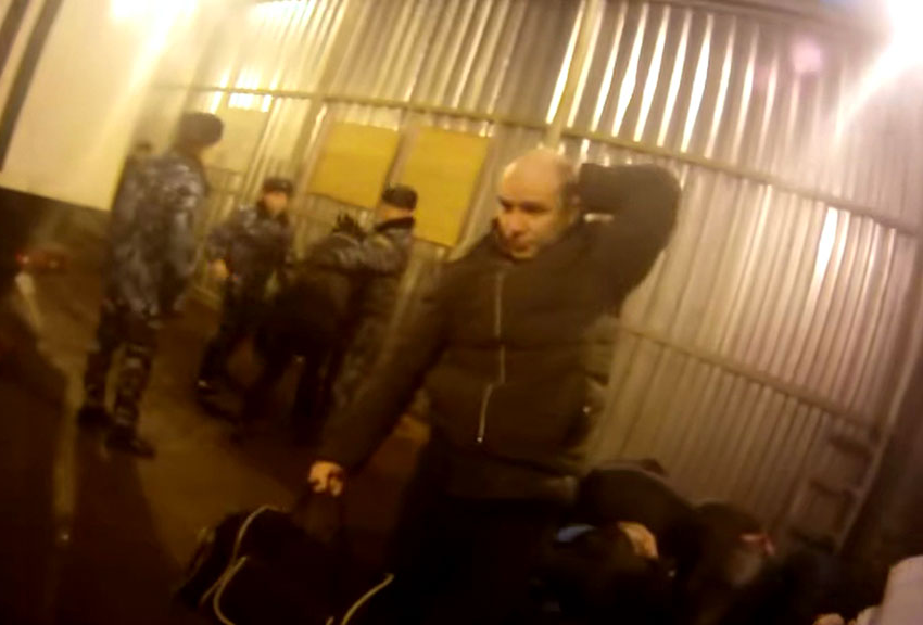 Кадр видео с избиением заключенного