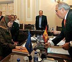 Депутат Салима Абдель Салям присягает на конституции Испании