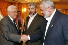 Рукопожатие М. Аббаса и И. Хании