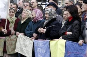 Выжившие и родственники жертв резни в Сребренице