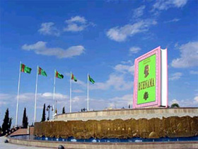 Памятник книге Рухнама в Туркмении