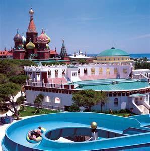 На турецком побережье даже отели строят в виде Кремля, чтобы россияне чувствовали себя как дома.