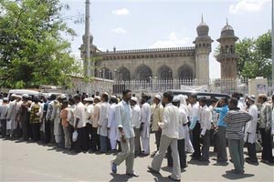 Спустя два дня после взрыва, верующие опять спешат на молитву в мечеть.