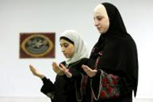 Женщины в Исламском центре Детройта (США).
