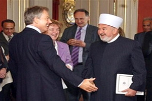 Тони Блэр и муфтий Боснии Мустафа Церич обмениваются улыбками.