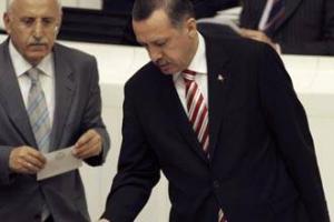 Турецкий премьер Тайип Эрдоган во время голосования в парламенте