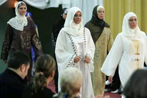 Демонстрация платьев-абай на европейском показе мод.
