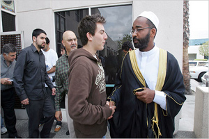 Шейх Ясир Фазага встречается с прихожанами местной мечети по окончании пятничной проповеди.