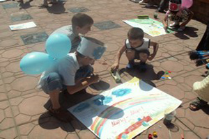Конкурс детского рисунка «Пусть всегда будет солнце!» на аллее проспекта (г. Махачкала).