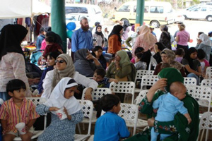 Родители мусульманских детей в школе.