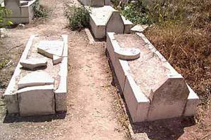  Вандалы осквернили мусульманское кладбище.
