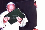  Иоан Павел ІІ целует Коран