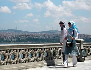 Азербайджанские туристки на экскурсии в Стамбуле.