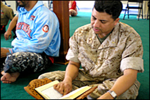 Капеллан Сайф обучает американских военнослужащих Корану.