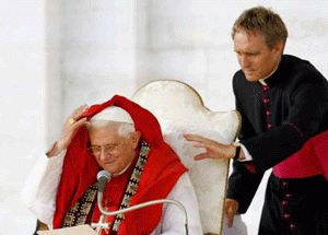 Папа Римский Бенедикт Шестнадцатый со своим личным секретарём Георгом Гаенствейном.