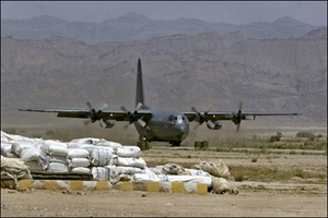 Самолёт доставляет гуманитарную помощь в отдалённые районы провинции Белуджистан.