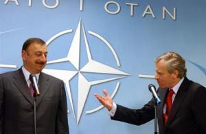 Президент Азербайджана Ильхам Алиев в штабквартире НАТО 19 мая 2004 г.