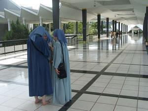 Женщины-немусульманки совершают экскурсию по мечети.