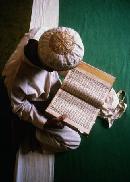 Мусульманин, вдумчиво читающий Коран