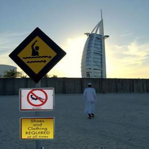 Знаки, запрещающие появляться на пляже в обнаженном виде (Дубай).