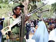 Вооруженные до зубов эфиопские солдаты на улицах Кисмаю, Сомали.