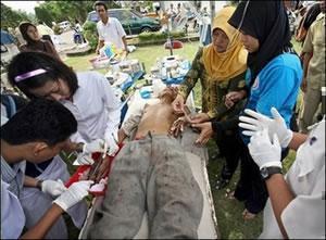 Индонезийские медики оказывают первую помощь пострадавшему в городе Бенгкулу.