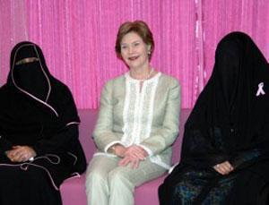 Члены исследовательского центра "Розовый меджлис" (Абу-Даби) с Лаурой Буш.