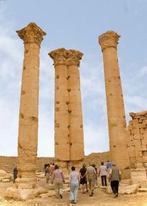 Туристы посещают развалины древнеримского города Пальмира в Сирии