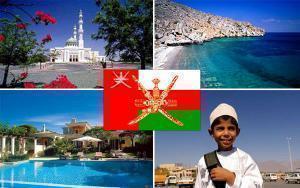 Государственный флаг и герб Султаната Оман на фоне туристических достопримечательностей