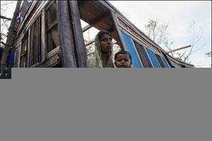 Как сообщает агентство AFP со ссылкой на Красный Крест, ураган "Сидр" унес жизни от 5 до 10 тыс. жителей южных районов Бангладеш.