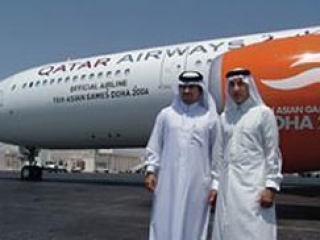 Генеральный директор Qatar Airways Акбар ал-Бакер (справа) с Генеральным директором комитета Азиатских игр Абдуллой ал-Кахтани