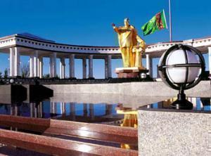 Золотая статуя Туркменбаши