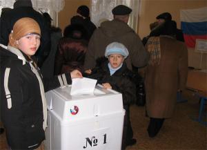 Молодая мусульманка голосует 