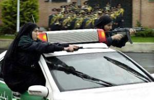 Показательные выступления женщин-полицейских в Тегеране.