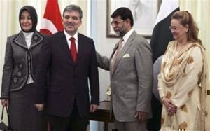 Премьер-министр Пакистана М. Суморо (второй справа) с супругой встречает президента Турции А. Гюля (второй слева) с супругой.