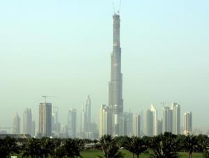 Башня Бурдж Дубаи возвышается над шоссе Шейх Зайед
