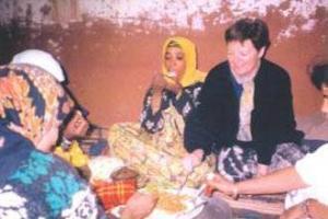 Миссионерка предоставляет угощения алжирским женщинам 