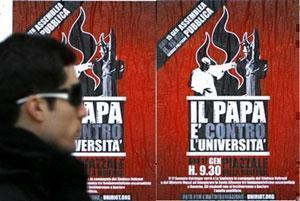 Надписи на плакатах: "Папа против университета"