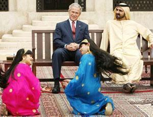 Шейх Мохаммад и Дж. Буш смотрят детскую культурную программу в Дубаи.