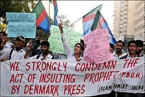 Молодежь протестует против карикатур на улицах Карачи (Пакистан)