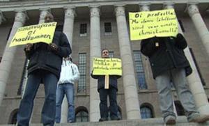 Мирная демонстрация финских мусульман на ступенях финского парламента