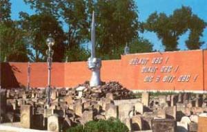 Мемориал "Памяти жертв депортации чеченского народа" в центре Грозного