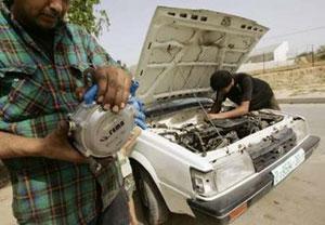 Палестинский механик пытается заправить машину "альтернативным" топливом