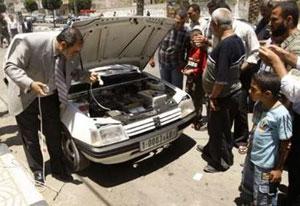 Изобретатель Файез Амман (слева) демонстрирует первый  электромобиль