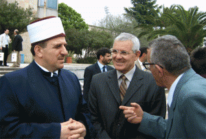 Председатель Форума мусульман Албании Фисник Круя беседует с главой Исламской общины Косово Нимом Тернвой, апрель 2006 г.