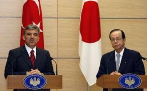 Президент Турции Абдулла Гюль на совместной пресс-конференции с премьер-министром Японии Ясуо Фукудой в Токио. 