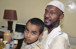 В Судане освобожденного из тюрьмы Гуантанамо телеоператора «Аль-Джазиры» окружили заботой власти и семья (на фото Сами аль-Хадж с сыном в госпитале в Хартуме)